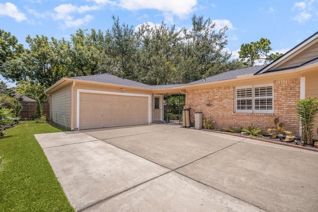 1506 Oak Hollow Drive, Friendswood, TX 77546