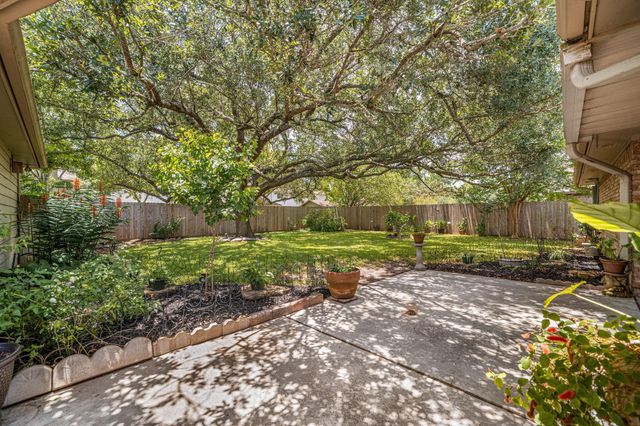 1506 Oak Hollow Drive, Friendswood, TX 77546