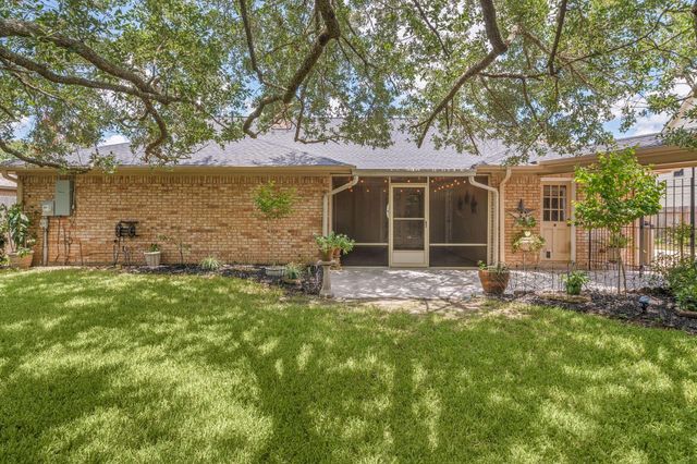 1506 Oak Hollow Drive, Friendswood, TX 77546