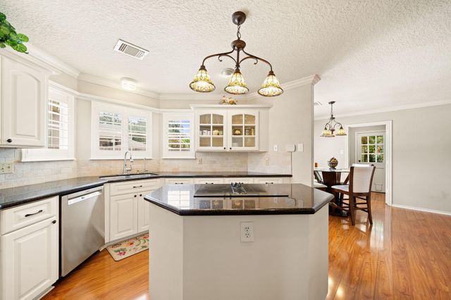 1506 Oak Hollow Drive, Friendswood, TX 77546