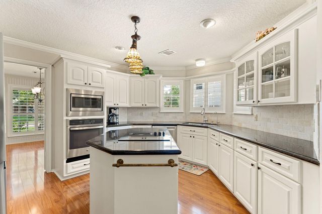 1506 Oak Hollow Drive, Friendswood, TX 77546