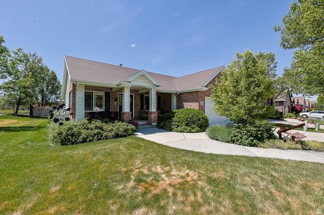 31 VILLAGE SQUARE RD, Centerville, UT 84014