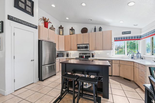 31 VILLAGE SQUARE RD, Centerville, UT 84014