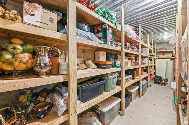 31 VILLAGE SQUARE RD, Centerville, UT 84014