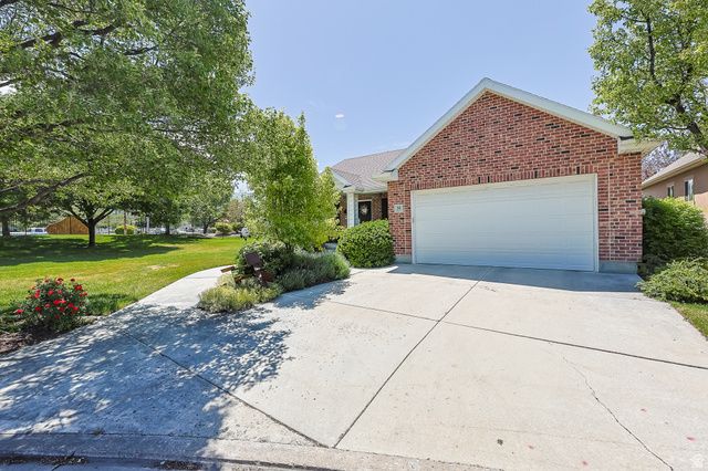 31 VILLAGE SQUARE RD, Centerville, UT 84014