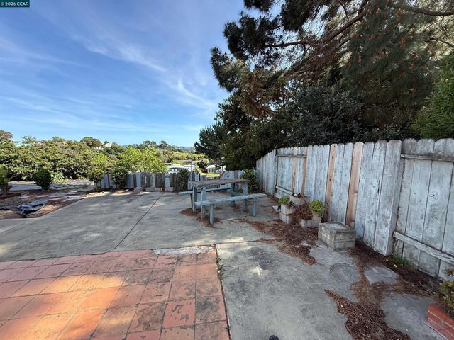 1810 Acapulco Dr, San Pablo, CA 94806