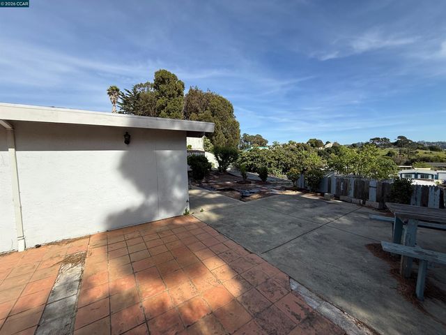 1810 Acapulco Dr, San Pablo, CA 94806