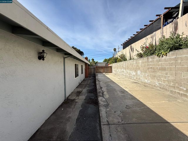 1810 Acapulco Dr, San Pablo, CA 94806