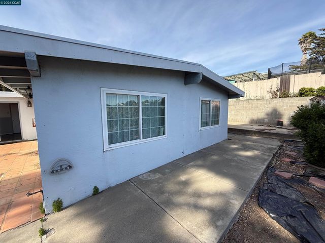 1810 Acapulco Dr, San Pablo, CA 94806