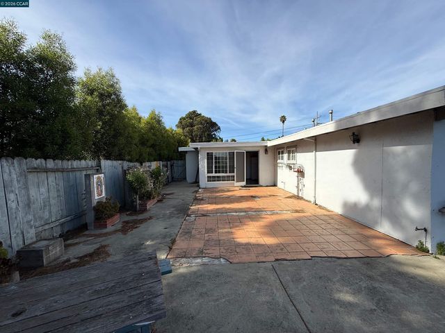 1810 Acapulco Dr, San Pablo, CA 94806