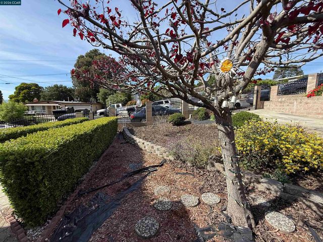 1810 Acapulco Dr, San Pablo, CA 94806