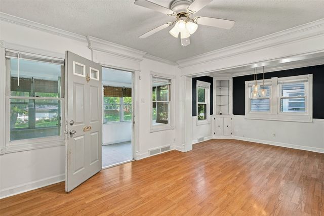 2023 37th Street, Des Moines, IA 50310