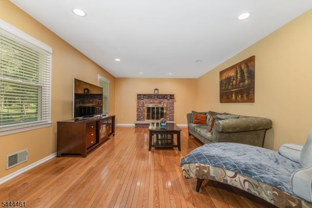 8 Kilmer Dr, Hillsborough Twp., NJ 08844