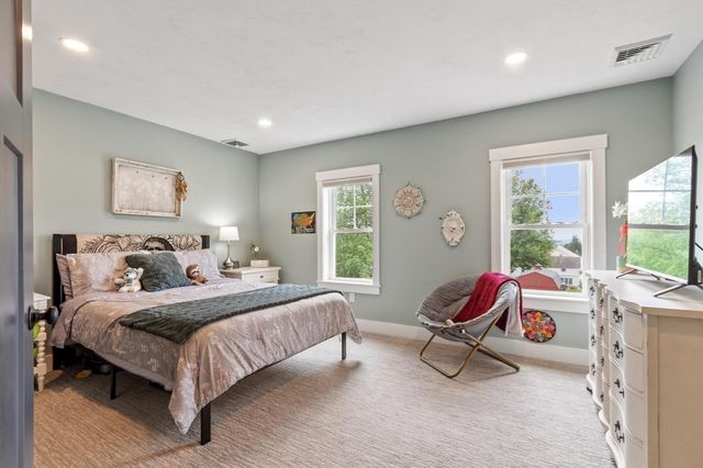 989 Pleasant St, Leominster, MA 01453