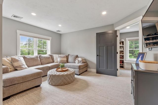 989 Pleasant St, Leominster, MA 01453