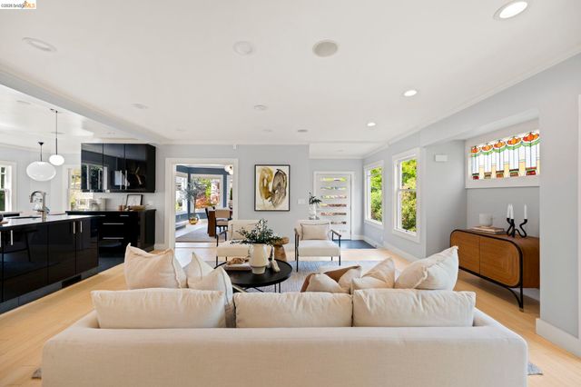683 Mandana Blvd., Oakland, CA 94610