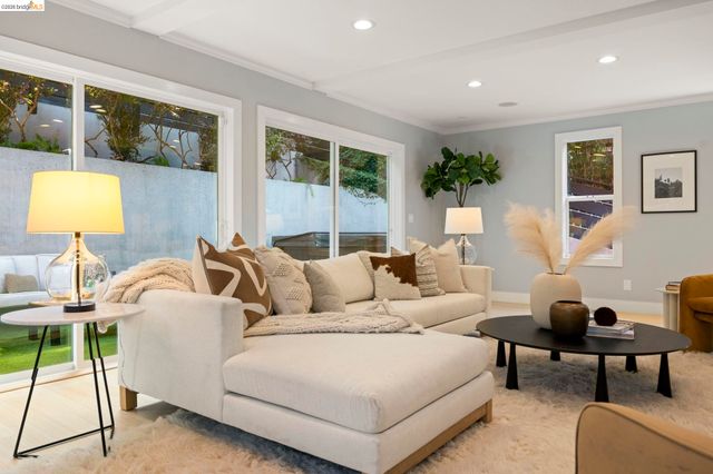 683 Mandana Blvd., Oakland, CA 94610