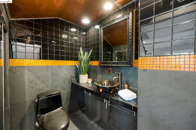683 Mandana Blvd., Oakland, CA 94610
