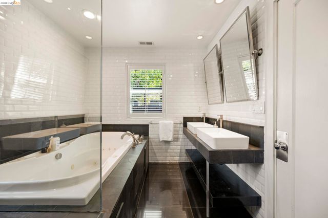 683 Mandana Blvd., Oakland, CA 94610