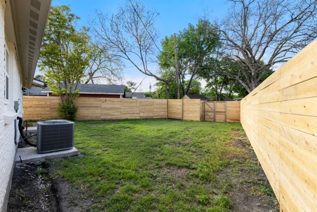 4633 Lynnacre Drive, Dallas, TX 75211