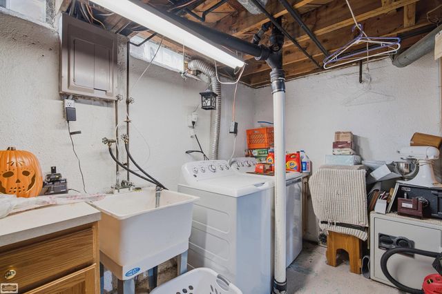 25842 Jeanette Court Street, Roseville, MI 48066