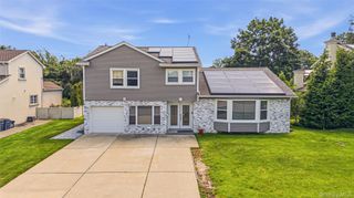 31 Sutton Hill Lane, Manhasset Hills, NY 11040