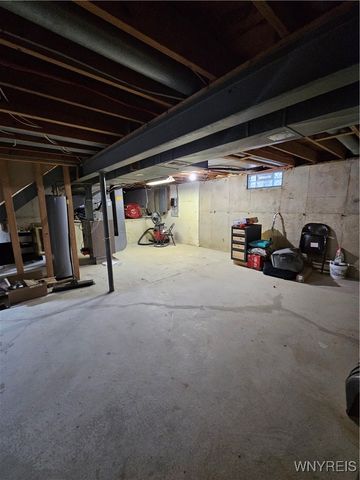 33 Vermont Place, West Seneca, NY 14224