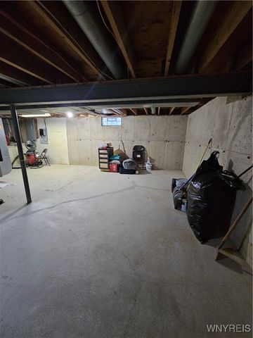 33 Vermont Place, West Seneca, NY 14224