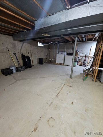 33 Vermont Place, West Seneca, NY 14224