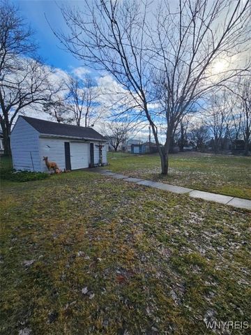 33 Vermont Place, West Seneca, NY 14224