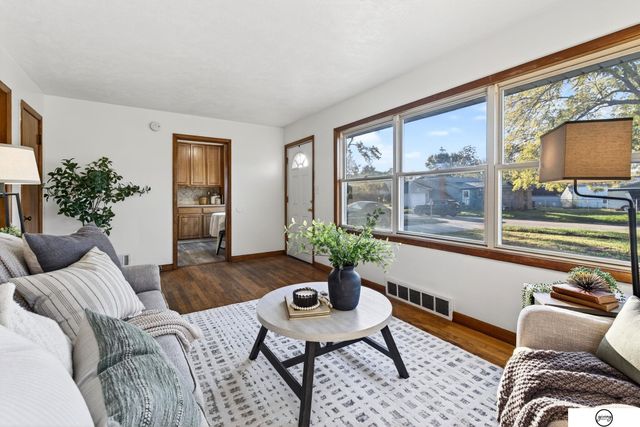 208 E 23rd Avenue, Bellevue, NE 68005