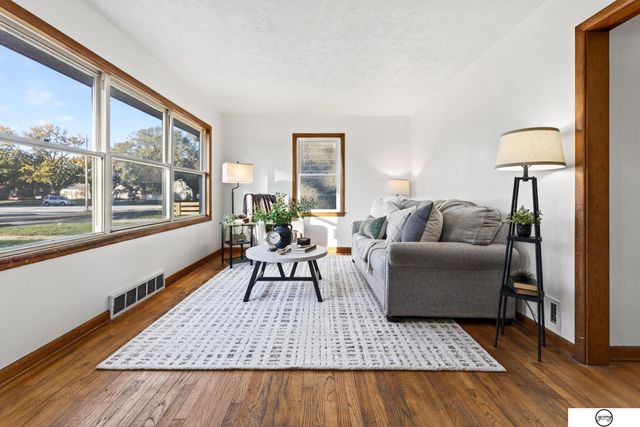 208 E 23rd Avenue, Bellevue, NE 68005