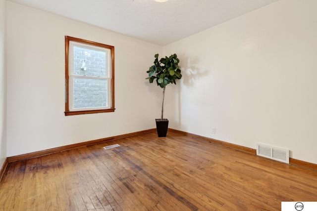 208 E 23rd Avenue, Bellevue, NE 68005