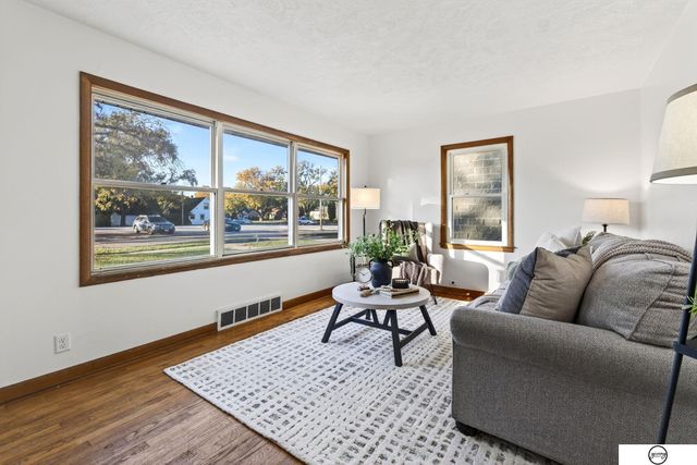 208 E 23rd Avenue, Bellevue, NE 68005