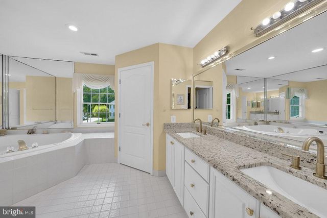 17 STANWYCK RD, Mount Laurel, NJ 08054