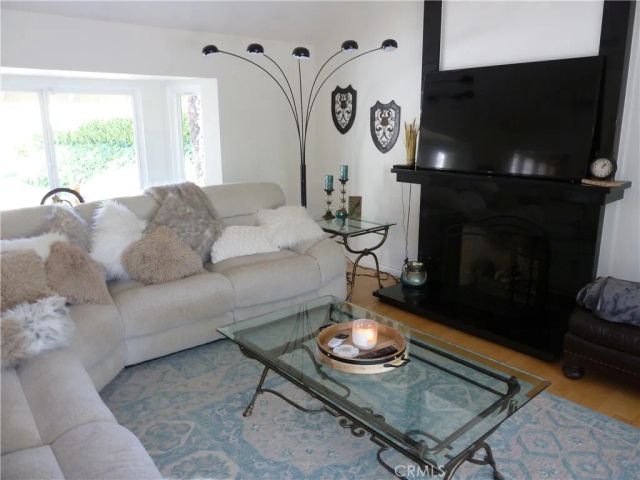 411 Newcastle Street, Thousand Oaks, CA 91361