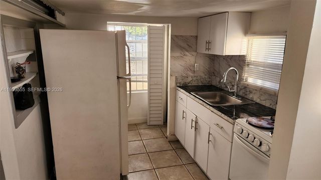 2272 SW 8th St 5, Miami, FL 33135