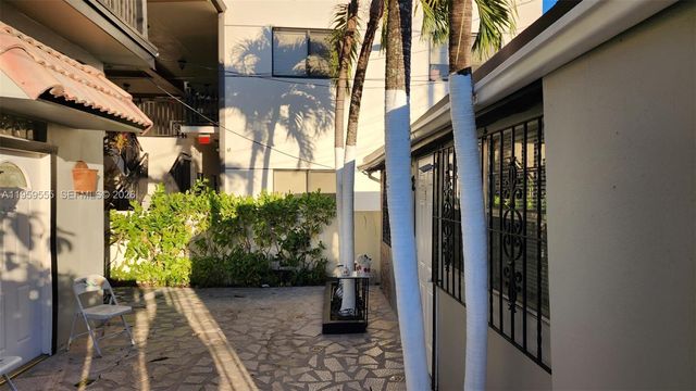 2272 SW 8th St 5, Miami, FL 33135