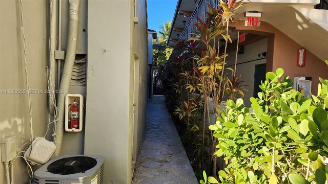 2272 SW 8th St 5, Miami, FL 33135