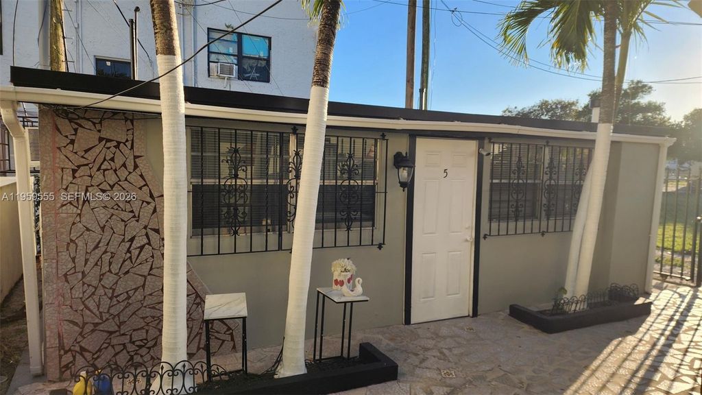 2272 SW 8th St 5, Miami, FL 33135