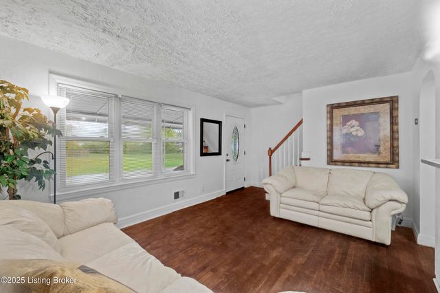 4628 Kiefer Rd, Louisville, KY 40216