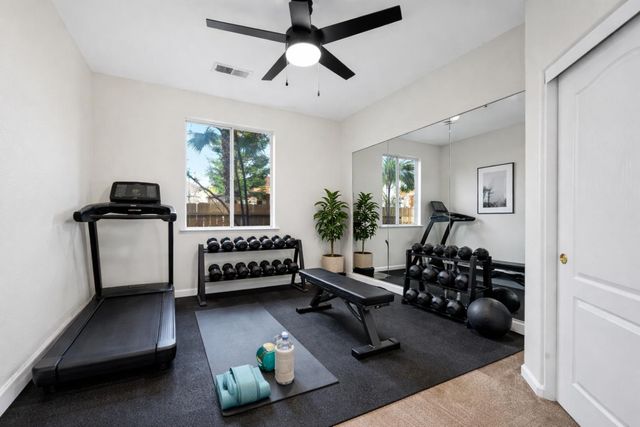 2707 E Omaha Avenue, Fresno, CA 93720