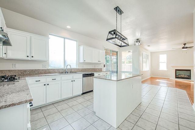 2707 E Omaha Avenue, Fresno, CA 93720