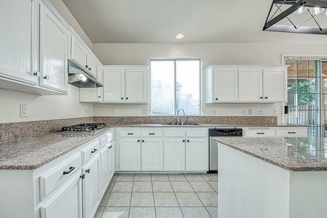 2707 E Omaha Avenue, Fresno, CA 93720