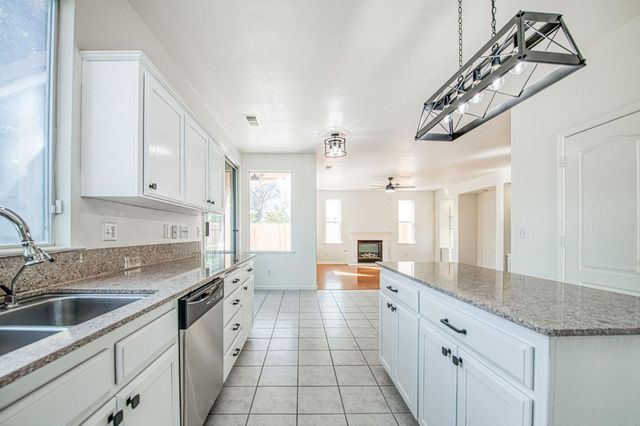 2707 E Omaha Avenue, Fresno, CA 93720