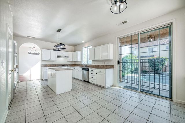 2707 E Omaha Avenue, Fresno, CA 93720