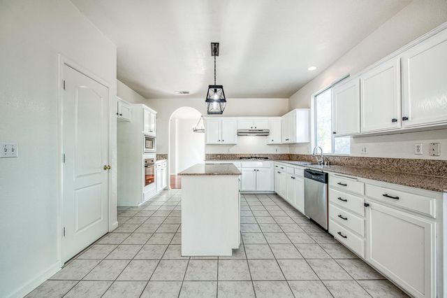 2707 E Omaha Avenue, Fresno, CA 93720