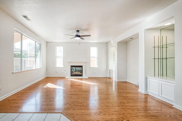 2707 E Omaha Avenue, Fresno, CA 93720