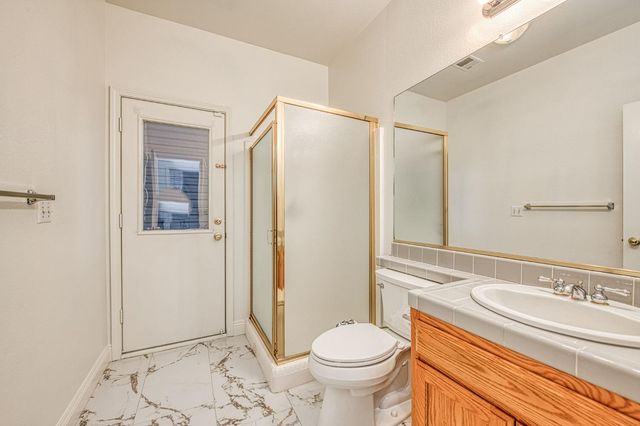 2707 E Omaha Avenue, Fresno, CA 93720