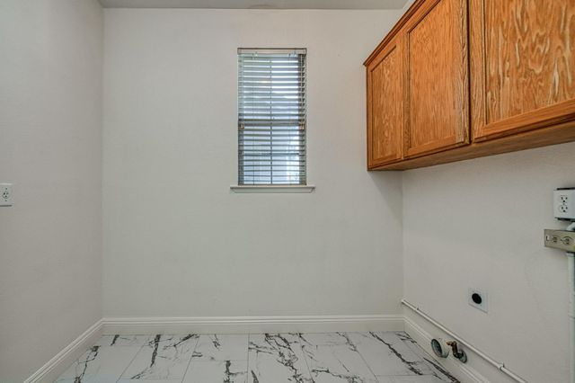 2707 E Omaha Avenue, Fresno, CA 93720